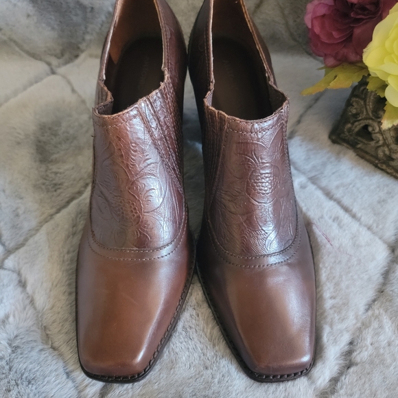 NWOT ANTONIO MELANI EMBOSSED ANKLE BOOTS - Picture 2 of 9